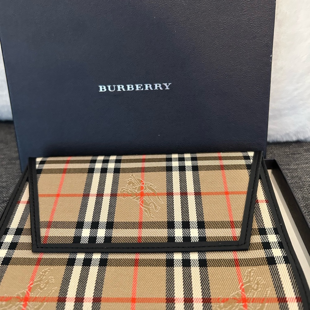 Burberry traditional Beige and blk plaid exterior. Quite Luxury.Passport holder, - Picture 5 of 12